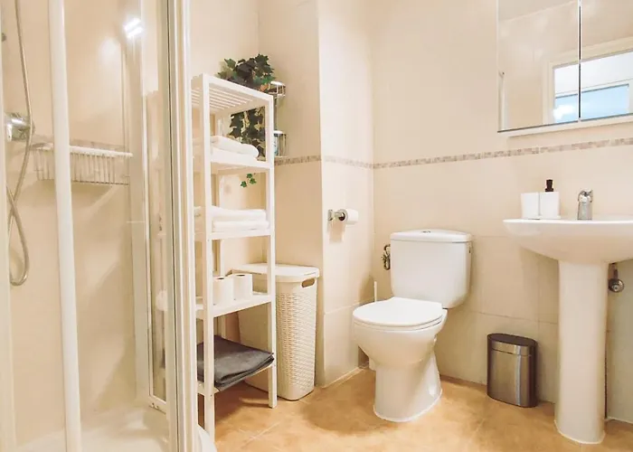 Modern 1 Bedroom With Pool Acess, Edificio Bahamas, Нерха