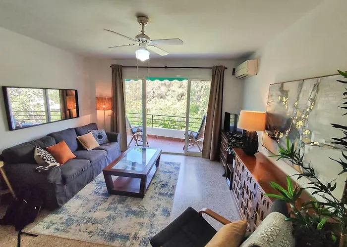 Modern 1 Bedroom With Pool Acess, Edificio Bahamas, Апартаменты Нерха