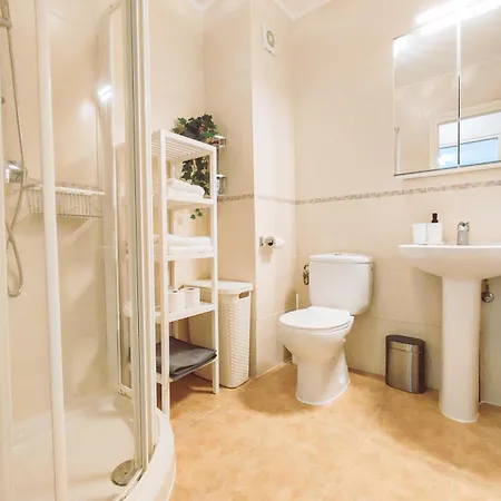 Modern 1 Bedroom With Pool Acess, Edificio Bahamas, ネルハ